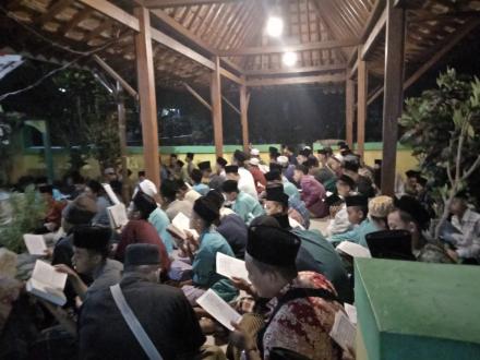 Para Santri Pondok Pesantren AL-Fithroh Ziaroh ke Makam Almahgfurlah KH. Nawawi dan Dzuriyahnya